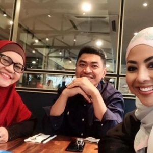 Terima Kasih Dua Insan Mulia Ini Sudi Terima Saya Dan Anak-anak - Datuk Nurulhidayah