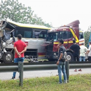 Dua Bas Ekspress Bertembung Lori Tangki, 10 Cedera