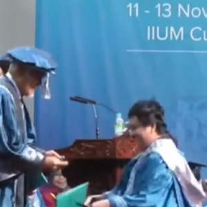 Netizen Pecah Perut Graduan Gugup Sampai Topi Mortar Jatuh, Tertinggal Skrol