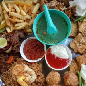 Puas Makan Ramai-Ramai! 14 Jenis Masakan Dalam Satu Talam, Hanya Di Warong Lalapan