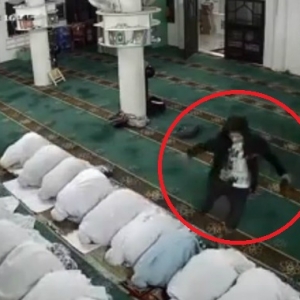 Video Tular:  Lelaki Curi Beg,  Lompat Wanita Sujud Ketika Solat