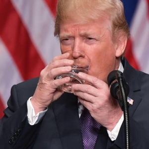 Rakaman Trump Minum Dengan Dua Tangan Cetus Kebimbangan Netizen..