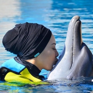 “Kesian…Neelofa Mampu Cium Dolphin Je,” Netizen Tertawakan Aksi Percutian Neelofa