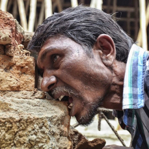 Orang Lain Makan Nasi, Lelaki Ini Ketagih Batu Bata Pula!