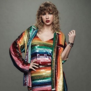 Peminat Merempat, Taylor Swift Terus Hadiahkan Rumah