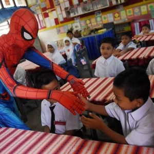 Spiderman Diupah Pujuk Budak Menangis..