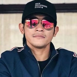 Suka-Suka Je, Bukan Sesat-Johan As'Ari Menari Untuk Hiburkan Iqram Dinzly