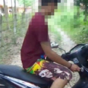 Lelaki Onani Atas Motor, Ajak Warga Asing Lakukan Seks