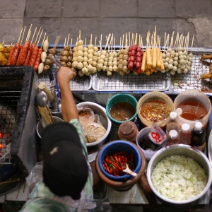 Suka 'Street Food'? - 5 Tip Perlu Ambil Tahu Sebelum Makan Di Gerai Ketika Travel..