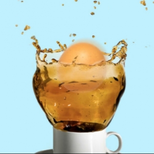 Minum Kopi Dengan Telur Mentah, Siapa Sanggup?