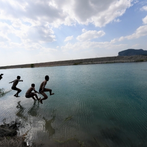 Sungai Dan Tasik Bertukar Jadi Biru? Apa Dah Jadi Malaysia?