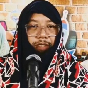 Bikin Panas, Afdlin Shauki Berhijab Semasa Pelancaran Tudung