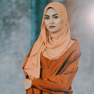 Wany Hasrita Dikritik, Makin Popular Makin Singkat Tudung