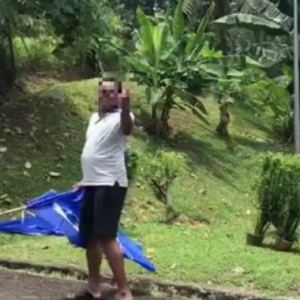 Tunjuk Isyarat Lucah Sambil Buang Bendera BN