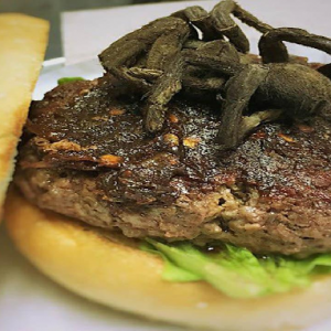 Dah Tak Ada Benda Lain Nak Dijadikan Burger, Tarantula Juga Dipilihnya!