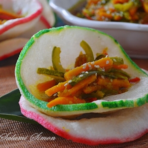 Di Sarawak, Acarnya Dimakan Bersama Keropok. Rangupnya Tiada Tandingan!