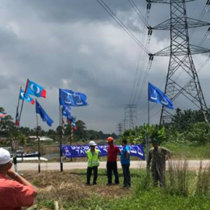 4 Terpelanting Direnjat Elektrik Ketika Gantung Bendera Politik