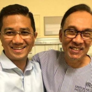 Azmin 'Meraikan Kemenangan Rakyat' Dengan Anwar Di Hospital