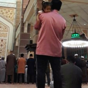 "Mana Nak Cari Lelaki Macam Ni?" - Netizen Puji Bapa Ini Pandai Jaga Anak Di Masjid