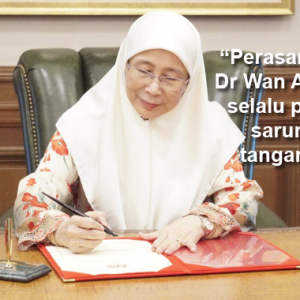 "Respek Dengan Dr Wan Azizah Sebab Pakai Sarung Tangan, Salut!" - Netizen