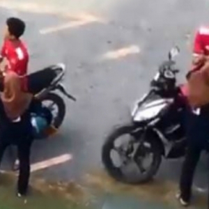 Pasangan Kekasih Bergaduh, Belum Kahwin Dah Kena Tampar