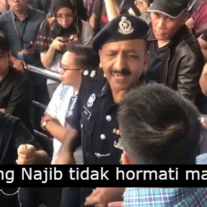 "Ini Mahkamah Bukan Karaoke" - Penyokong Bekas PM Kena 'Sekolah' Dengan Abang Polis