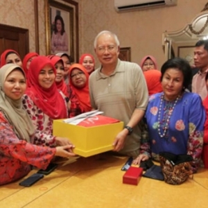 Wanita UMNO B'jaya Kutip RM261,286 Berserta 2 Utas Gelang Emas Untuk Bantu Najib