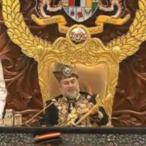 "Sila Duduk Dan Jangan Lari"-Titah Agong Gamatkan Dewan Rakyat