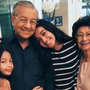 Didakwa Berpakaian Seksi, Cucu Tun Mahathir Diselar Netizen