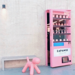 Dibina Di Sebalik Vending Machine, Kafe Zapangi Tarikan Terbaru Di Seoul