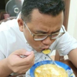 "Menteri Besar Selangor Makan Mi Segera Je Ke?"