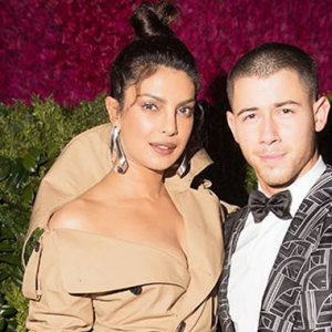 Tahniah! Nick Jonas, Priyanka Chopra Dah Bertunang