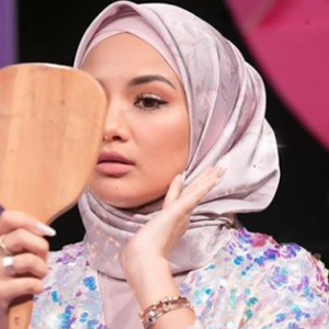 Dah Lama IG Kena Sekat, Macam Mana Neelofa Nak Tahu Apa Yang Fazura Mahu?