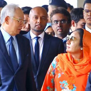 "Saya Hanya Curi Hati Najib, Lain Tak Curi" - Netizen Kencing Manis Baca Pick-Up Line Rosmah