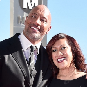 Wow! The Rock Kejutkan Ibu Dengan Hadiah Sebuah Rumah