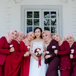 Unik! Pengantin Kristian Dan 6 Pengapit Berhijab Buat Netizen Terpukau