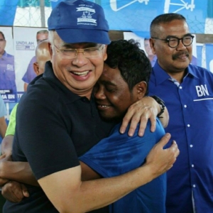 "Ini Dah Kenapa,"-Kata DS Najib Bila Dipeluk Orang Asli