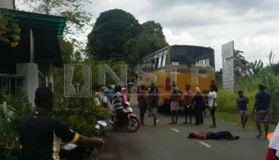 Padah Berdiri Di Tangga , Pelajar Maut Digilis Bas Sekolah - Isu 