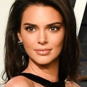 'Sikit Lagi Terselak Nampak Vajajay' - Pakaian Kendall Jenner Ke Party Oscar Dikecam