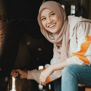 Muat Naik Gambar Perah Susu Lembu, Nabila Razali Buat Si Otak Kuning Menggila!