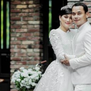 Pre Wedding Fasha Sandha Dan Aidil Aziz, 'Meletop' Serba Putih