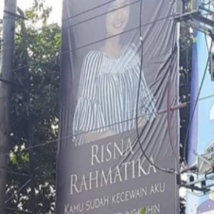 'Kamu Sudah Selingkuhin, Aku Mau Putus!'- Lelaki Dicurangi  Pasang Billboard Tepi Jalan