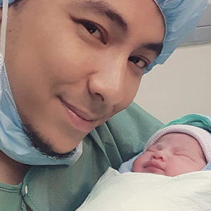 Syamsul Yusof Dan Puteri Sarah Timang Anak Kedua! Namanya...