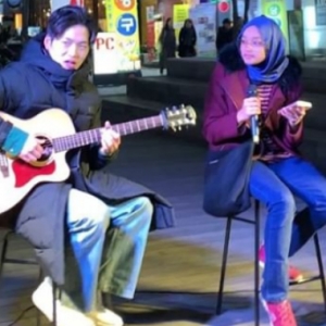 "Ingatkan Shila Amzah Tadi,"-Pelajar Malaysia Berjaya Pukau Ramai Dengan Persembahan Busking Di Korea