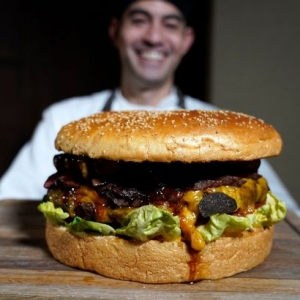 Ditabur Serbuk Emas, Burger Paling Mahal Di Dunia Ini Berharga RM3700!