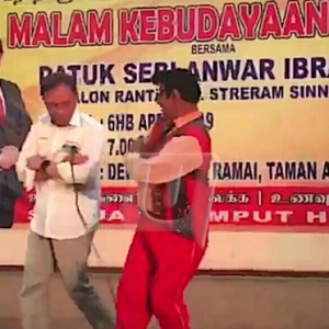 Gelagat Anwar Joget Lambak Lagu Tamil Bersama 'MGR' Curi Tumpuan