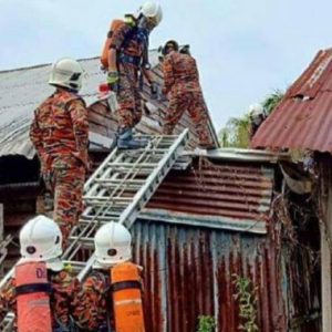 Misteri Bau Busuk, Rupanya Ada Mayat Lelaki Tua Atas Bumbung Rumah