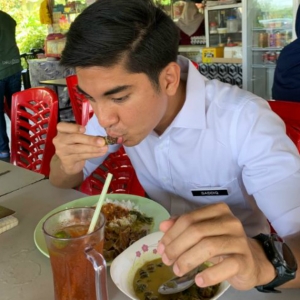 "Orang Lain Demam Makan Panadol, Syed Saddiq Makan Siput Sedut"