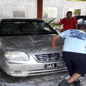 "Tahniah Buat Ibu Bapa Yang Memuliakan Cikgu" - PIBG Cuci Lebih 30 Buah Kereta Guru Dipuji