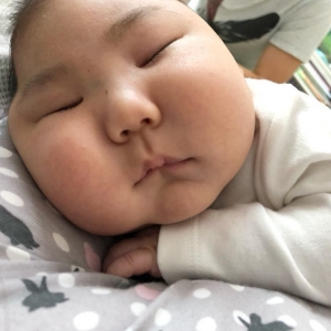 Ini Bayi Atau Kuih Pau? Jom Kenali Bayi Comel Pipi Pau Ini!